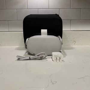 Meta Oculus Quest 2 256 AMAZING CONDITION With Travel Case